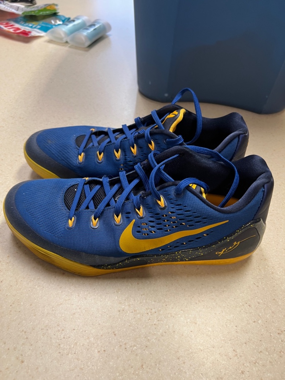 Kobe basketball shoes - Picture 2 of 4